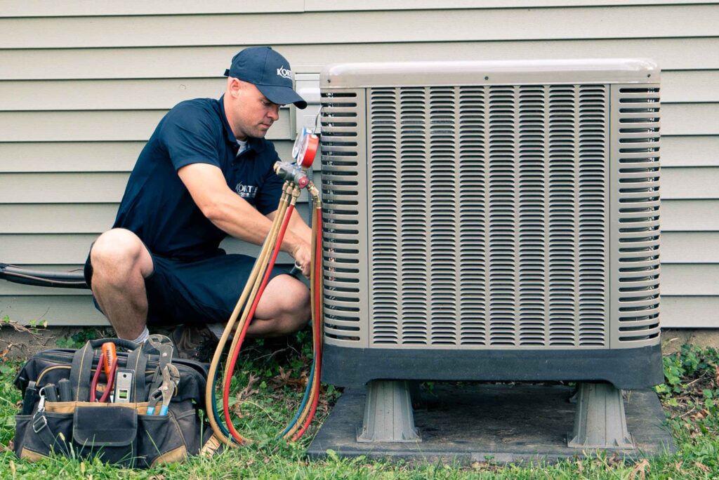 Korte HVAC tehcnician repairining in outdoor air conditioning unit
