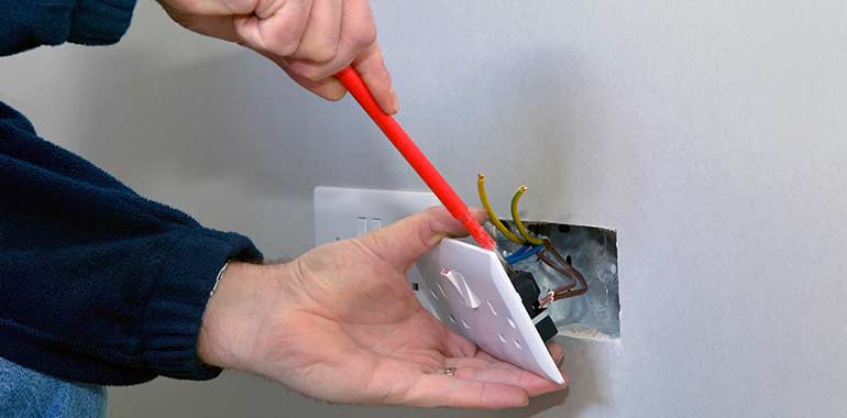 Fort Wayne, IN Electrical Outlet Switch Installation & Replacement