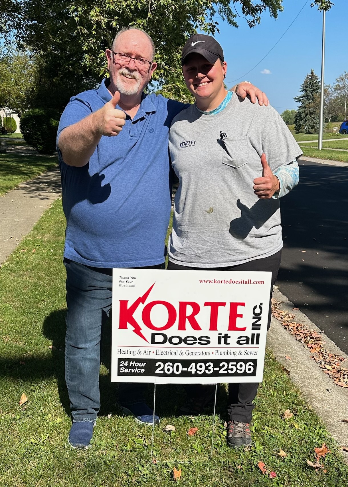 Korte employee standing next to a happy customer outside